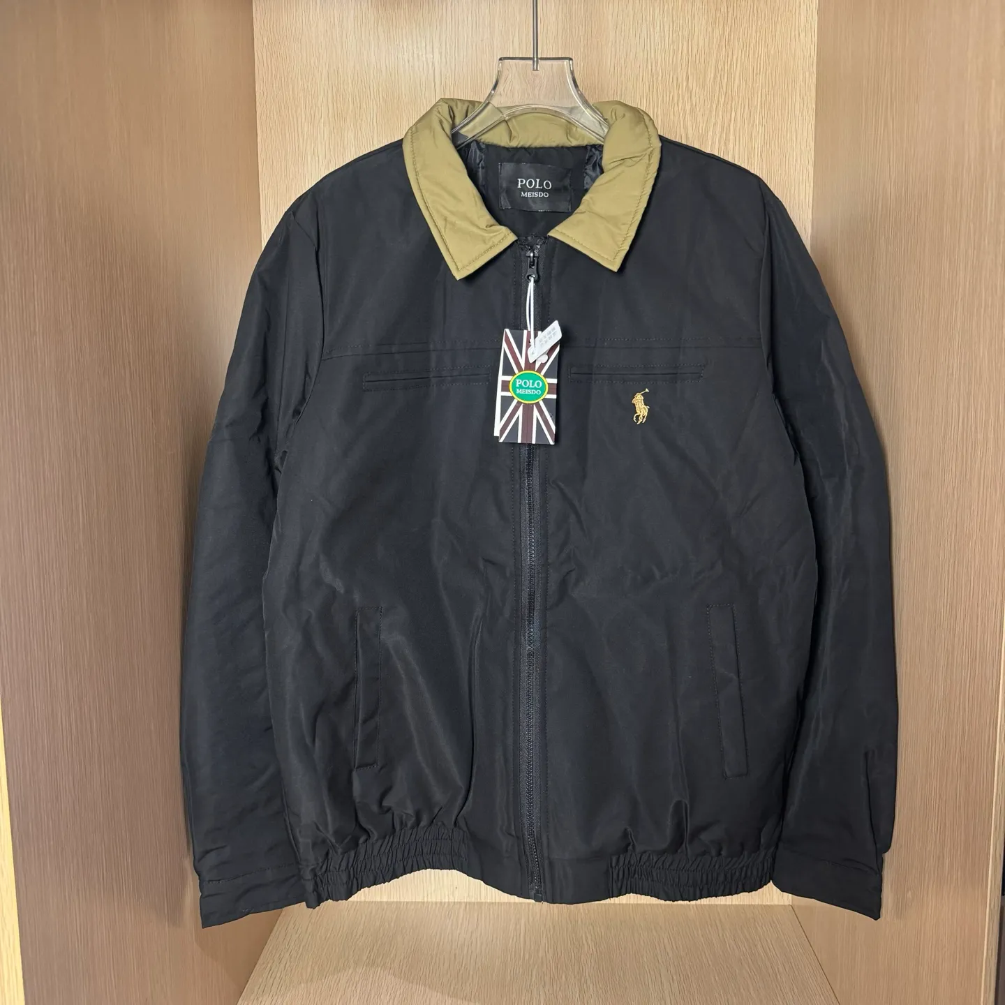 P370 Style number: T20 Second-hand Ralph Lauren Ralph Lauren RL winter Bomber MA-1 cotton jacket. Second-hand heavy-duty winter cotton jacket. Classic silhouette and loose fit. The outside is made of imported nylon fabric. A total of three layers of materials are laminated to form. Sleeves are quilted 120 grams. Custom-dyed high-density cotton thread. Bomber version. Modifies body. Warm and comfortable. Loose fit. Unisex. Size: S-XL.